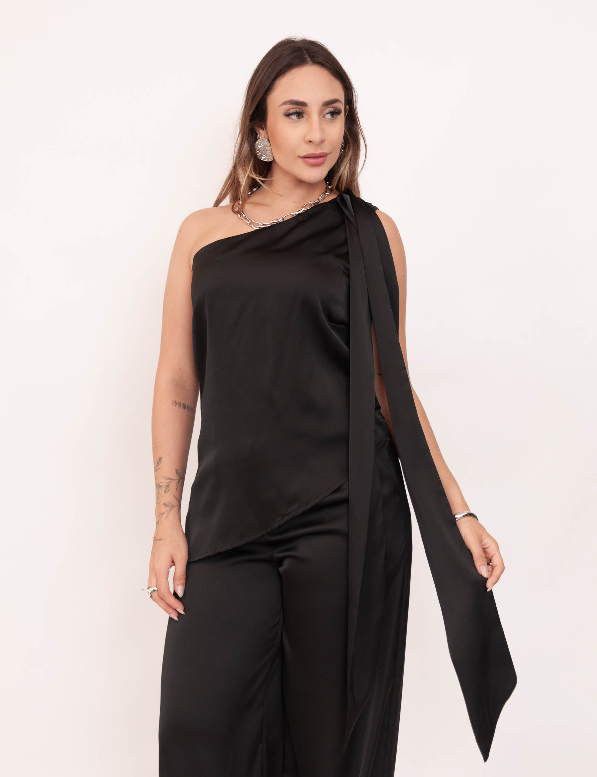 Blusa Assimétrica Cetim Preto